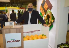 Ricardo Millet, de ProAgro, informó a los visitantes sobre sus uvas de mesa y naranjas, que cultivan, envasan y exportan a diferentes mercados.